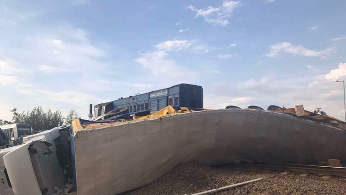 Prevrátený kamión.