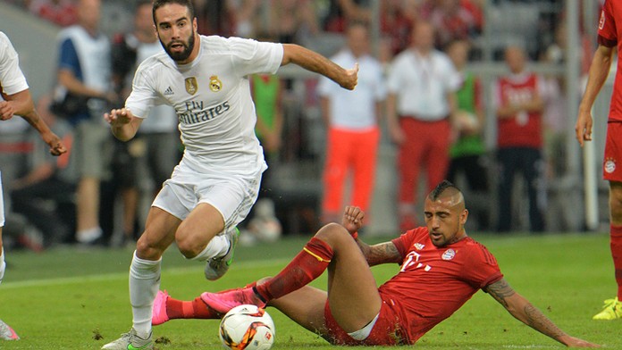 Hráč Bayernu Douglas Costa (vpravo) a hráč Realu Daniel Carvajal.