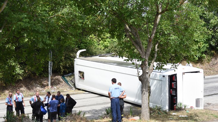 Prevrátený autobus pri Bučanoch.