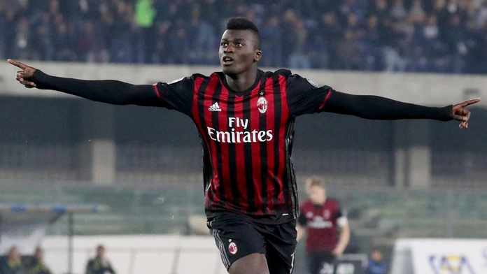 M'Baye Niang z AC Milána sa raduje z gólu.