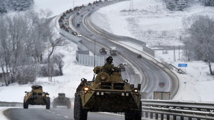 Na snímke konvoj ruských obrnených vozidiel sa presúva po diaľnici na polostrove Krym.