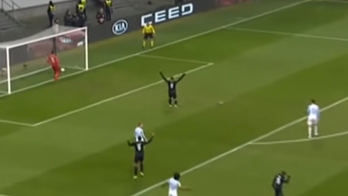 Vlastný gól Luiza Gustava.