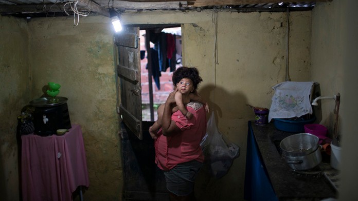 Vírus zika sa primárne prenáša komármi.