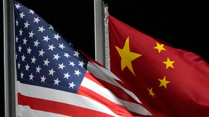 Americká a čínska vlajka.