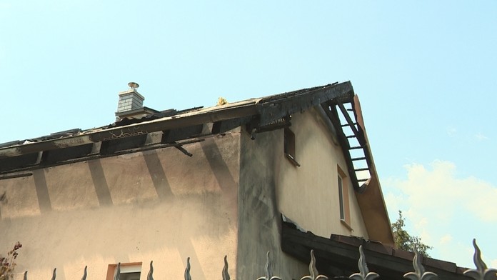 Dôchodcovi zapálili dom aj auto