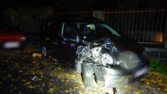 Poškodené auto po nehode v Kremnici.