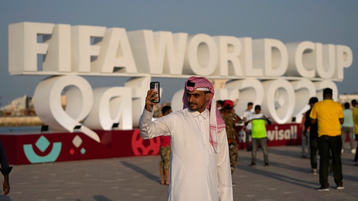 Prvý zápas majstrovstiev sveta je plný otáznikov. Stretnú sa v ňom dva kontroverzné tímy