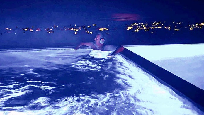 Vo vyšetrovaní úmrtia Matthewa Perryho sa objavili nové skutočnosti. Polícia sa chystá obviniť niekoľko ľudí