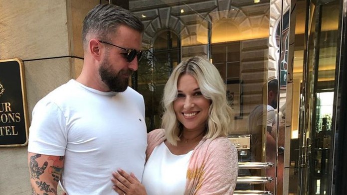 Britský premiér Boris johnson sa zdraví s policajtmi.