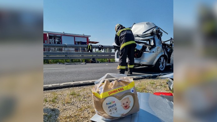 Videli sme hrôzu a počuli detský plač. Batoľa, ktoré prišlo v Maďarsku o rodičov aj súrodenca, vytiahli z vraku Slováci