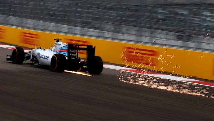 Brazílsky jazdec tímu Williams Felipe Massa na trati počas voľného tréningu F1 pred VC Ruska