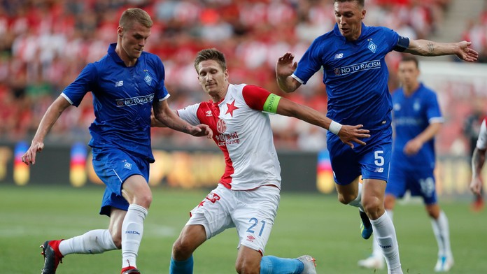 Kapitán Plzne Milan Škoda (v strede) bojuje s dvojicou z Dynama Kyjev Mykytom Burdom (vľavo) a Sergijom Sydorčukom v 3. predkole