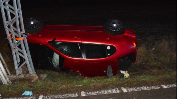 Na snímke prevrátené auto po nehode neďaleko Tornale.