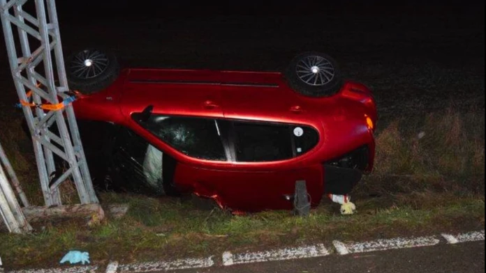 Na snímke prevrátené auto po nehode neďaleko Tornale.