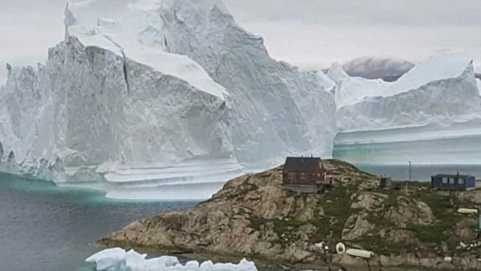 Grónsku obec ohrozuje obrovský ľadovec.