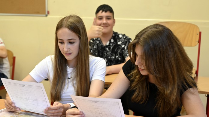 Na snímke žiaci 8. ročníka si preberajú vysvedčenie na Základnej škole Komenského v Trebišove.