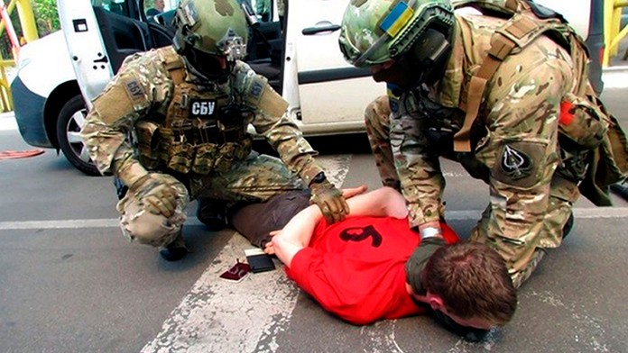 Francúza zadržali s arzenálom zbraní.