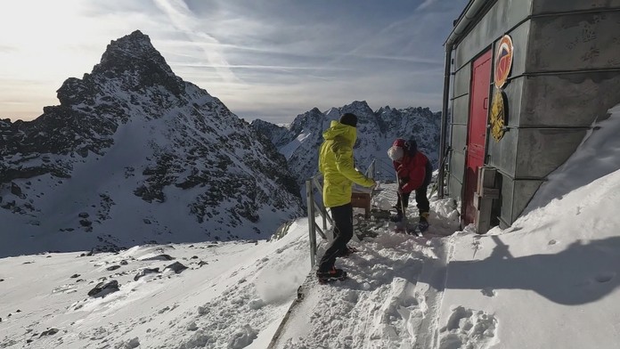 Tatry sú až nebezpečne biele. Topenie snehu a následné zamrznutie premenili krajinu na ľadovú zónu