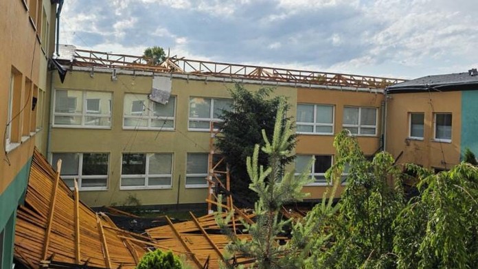 GALÉRIA: Východným Slovenskom sa prehnala silná búrka. Vietor strhol strechu školy v Michalovciach