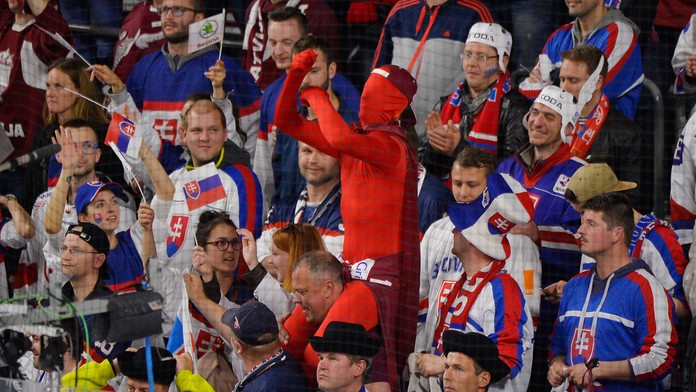 Slovenskí fanúšikovia počas zápasu s Lotyšskom na MS 2017.
