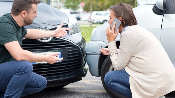 Praktické tipy pri výbere zákonného a havarijného poistenia auta