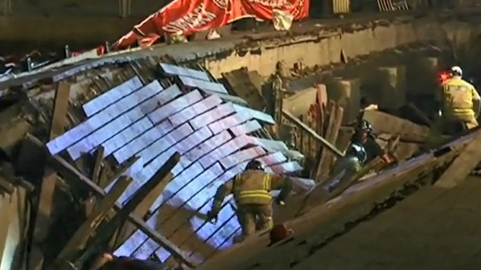 Trosky zrútenej plošiny na pláži v španielskom Vigu.