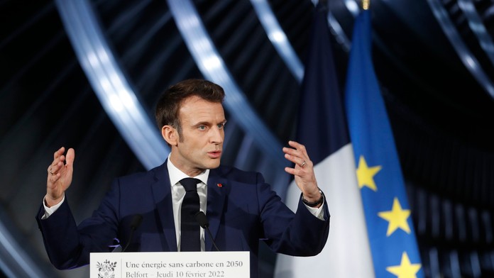 Macron oznámil, že bude kandidovať vo francúzskych prezidentských voľbách