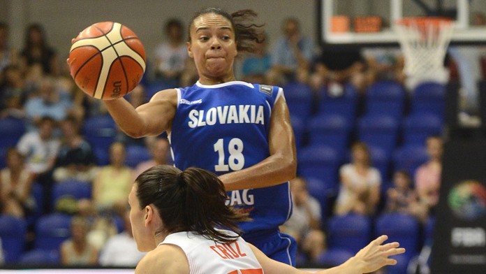  Kristi Toliverová (v pozadí) a hráčka Španielska Anna Cruzová.