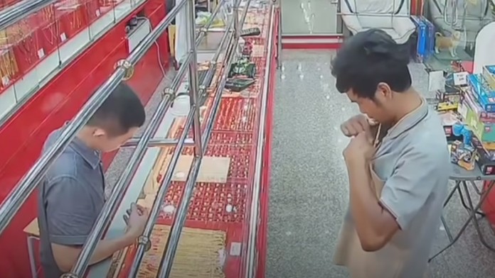 Zlodej si skúša náhrdelník.