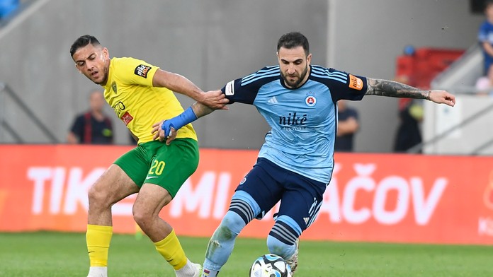 Na snímke vpravo Tigran Barseghjan (Slovan) a vľavo Kristián Bari (Žilina) bojujú o loptu.