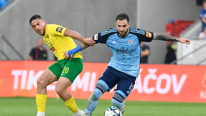Na snímke vpravo Tigran Barseghjan (Slovan) a vľavo Kristián Bari (Žilina) bojujú o loptu.