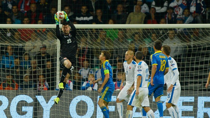Brankár Matúš Kozáčik (Slovensko) v kvalifikačnom zápase.
