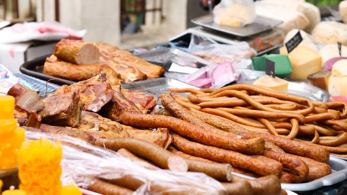 Z regálov sťahujú obľúbenú klobásu. Našli v nej zvýšený obsah olova