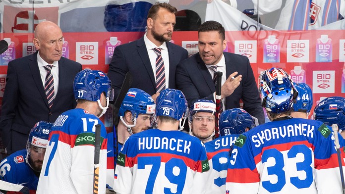 Na snímke porada slovenských hokejistov s trénermi.