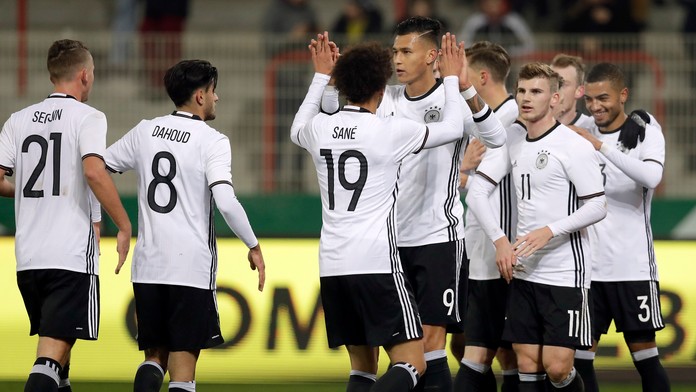 Futbalisti Nemmecka do 21 rokov oslavujú gól.