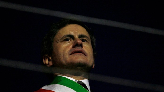 Na archívnej snímke z 18. júla 2009 rímsky starosta Gianni Alemanno 