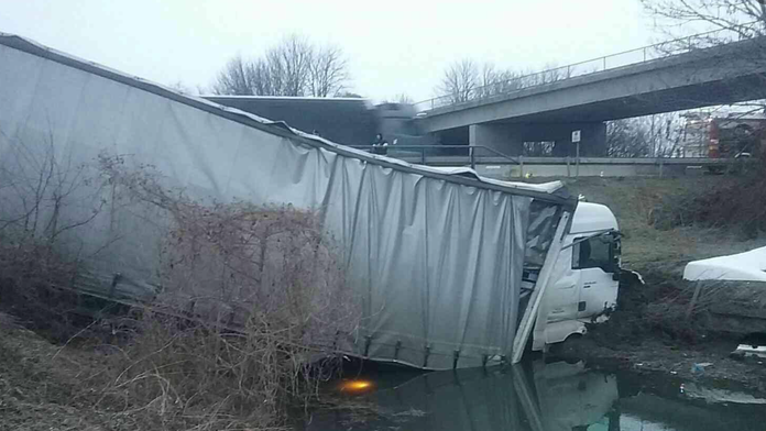 Kamión na D1 skončil mimo cesty.