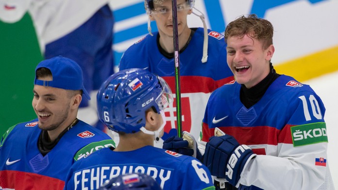 Radosť slovenských hokejistov po výhre nad Talianskom.