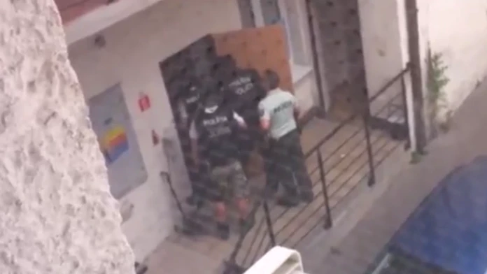 jjB2.policajne_komando_vtrhlo_do_azyloveho_domu.jpg