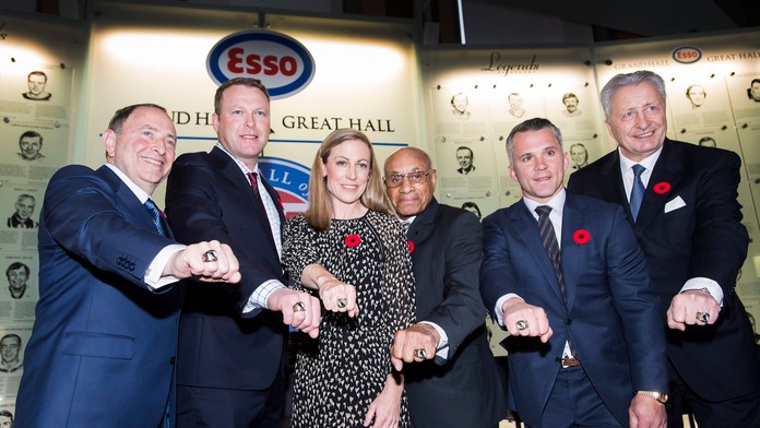 Noví členovia hokejovej Siene slávy, zľava Gary Bettman, Martin Brodeur, Jayna Heffordová, Willie O'Ree, Martin St. Louis a Alex