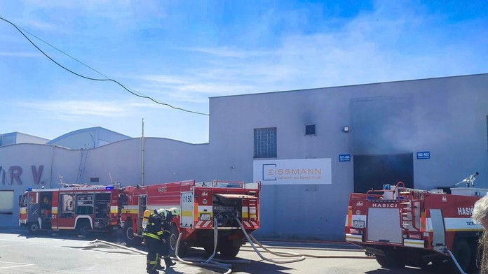 Na Záhorí horela fabrika. Požiar si vyžiadal evakuáciu výrobnej haly