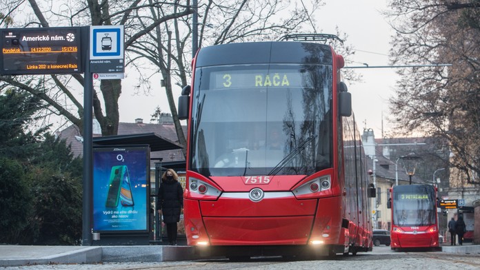 V centra Bratislavy zrazila električka 16-ročného chlapca na korčuliach. Okamžitý prevoz do nemocnice