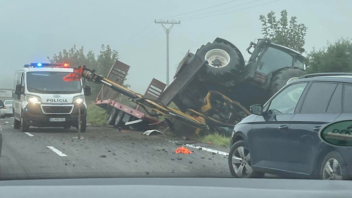 Hrozivo vyzerajúca nehoda medzi Kamenicou a Pustým Poľom. Cesta je neprejazdná