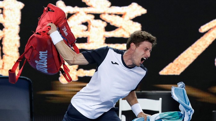 Pablo Carreno Busta hádže od zlosti vak o zem po prehre v osemfinále dvojhry na grandslamovom turnaji Australian Open.