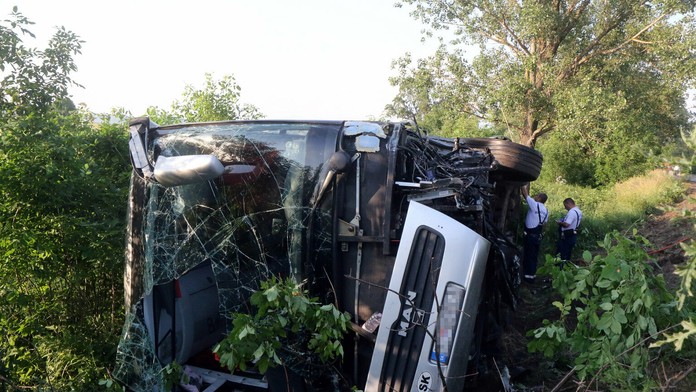 Autobus so slovenským evidenčným číslom, ktorý havaroval po zrážke s osobným autom pri obci Taktaharkány.