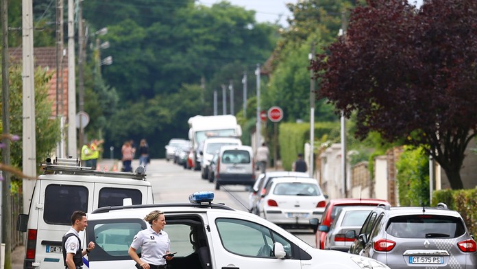 Francúzski policajti hliadkujú pred kostolom.