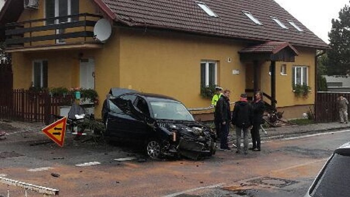 Auto vletelo v Dúbravke do rodinného domu
