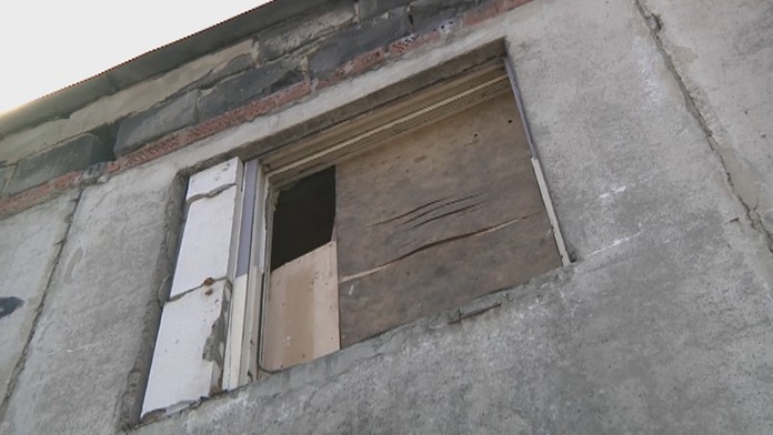 Okno, z ktorého vypadlo sklo.