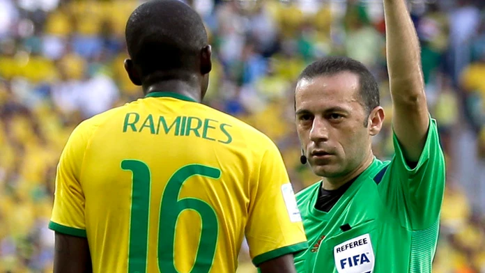 Turecký rozhodca  Cuneyt Cakir na archívnej snímke.
