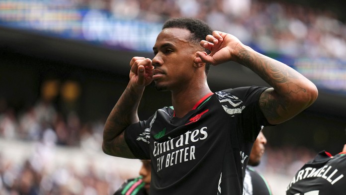 Premier League: O výhre Arsenalu v derby rozhodol stopér. Newcastle v závere otočil zápas